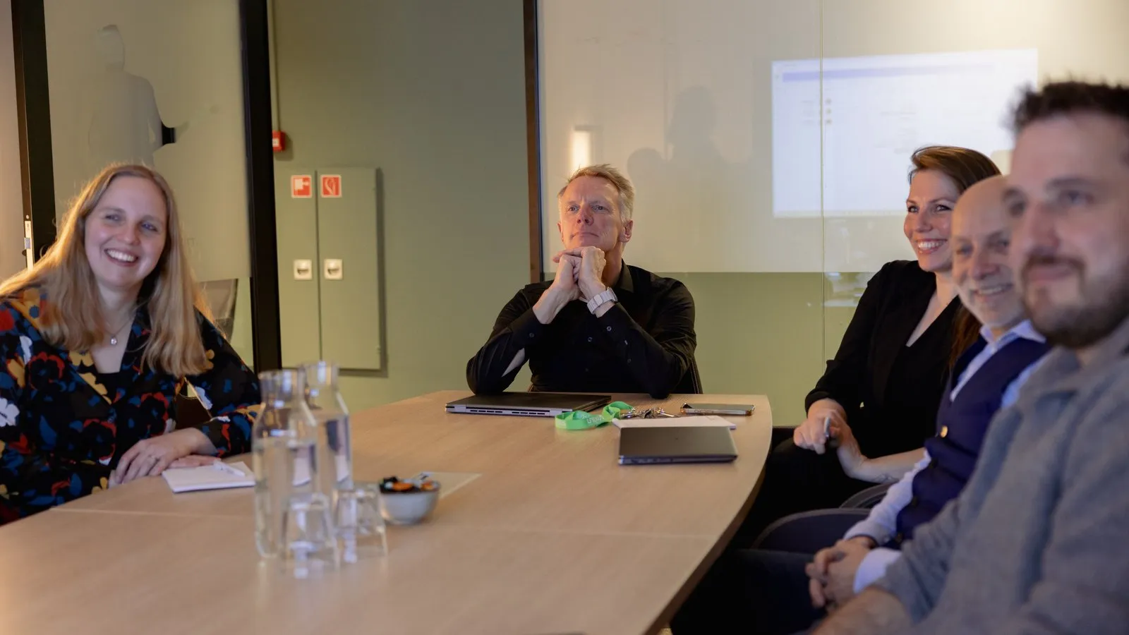 Collega’s van Unexus rond de tafel in de vergaderruimte