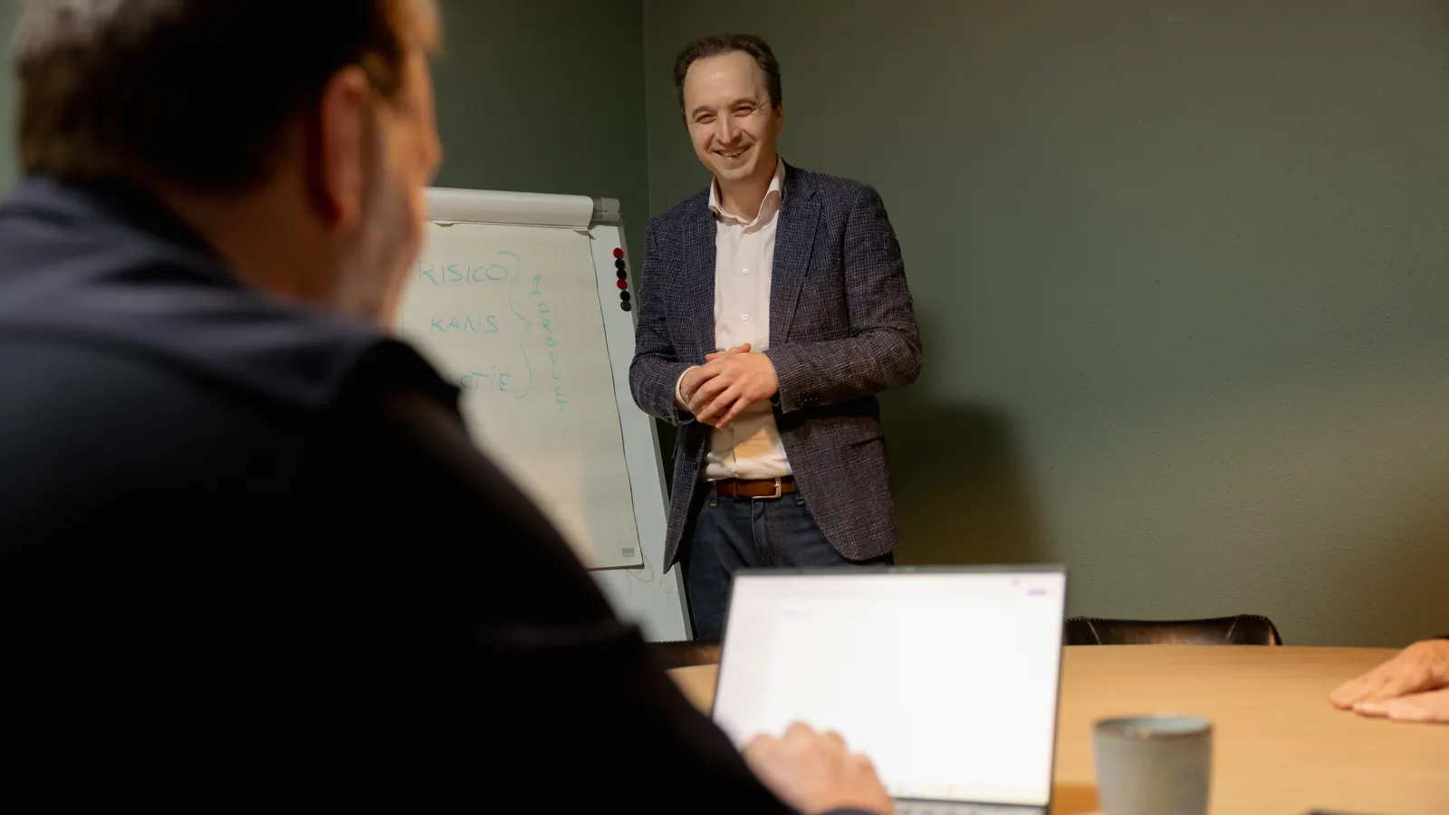 Een collega legt iets uit bij het whiteboard